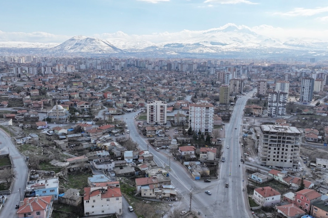 Kayseri Kocasinan Belediye Başkanı Ahmet Çolakbayrakdar, Argıncık Kentsel Dönüşüm Projesi hakkında açıklama yapıyor.