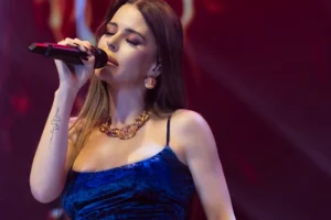 Simge Sağın mavi elbisesiyle sahnede