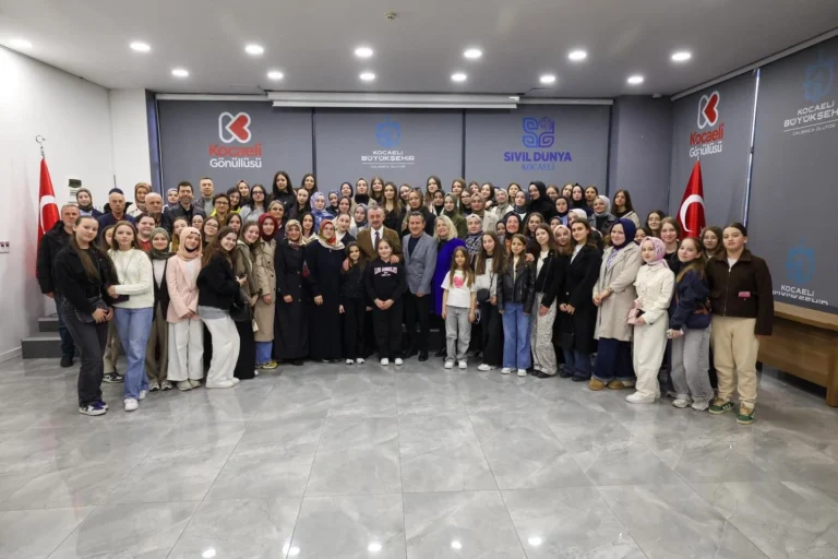 Kocaeli Büyükşehir Belediye Başkanı Tahir Büyükakın, Batı Trakya'dan gelen öğrencileri ağırlıyor.