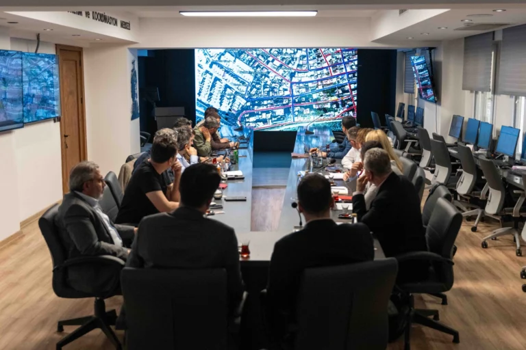 Bornova Belediye Başkanı Ömer Eşki, İZSU ve Gediz Elektrik yetkilileriyle dijital ikiz toplantısı yapıyor.