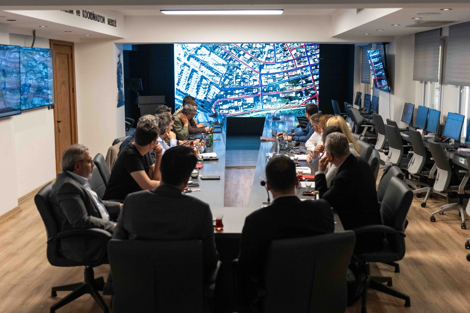 Bornova Belediye Başkanı Ömer Eşki, İZSU ve Gediz Elektrik yetkilileriyle dijital ikiz toplantısı yapıyor.