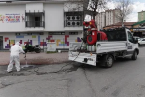 Melikgazi Belediyesi ekipleri park ve bahçelerde haşere ilaçlama yapıyor