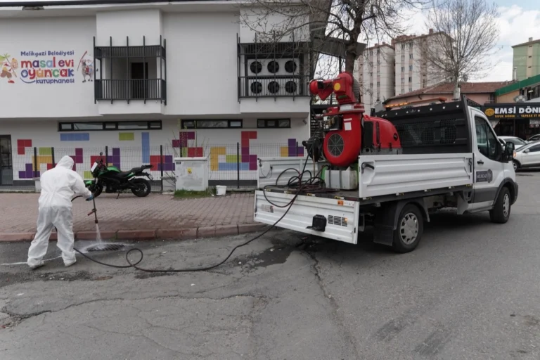 Melikgazi Belediyesi ekipleri park ve bahçelerde haşere ilaçlama yapıyor