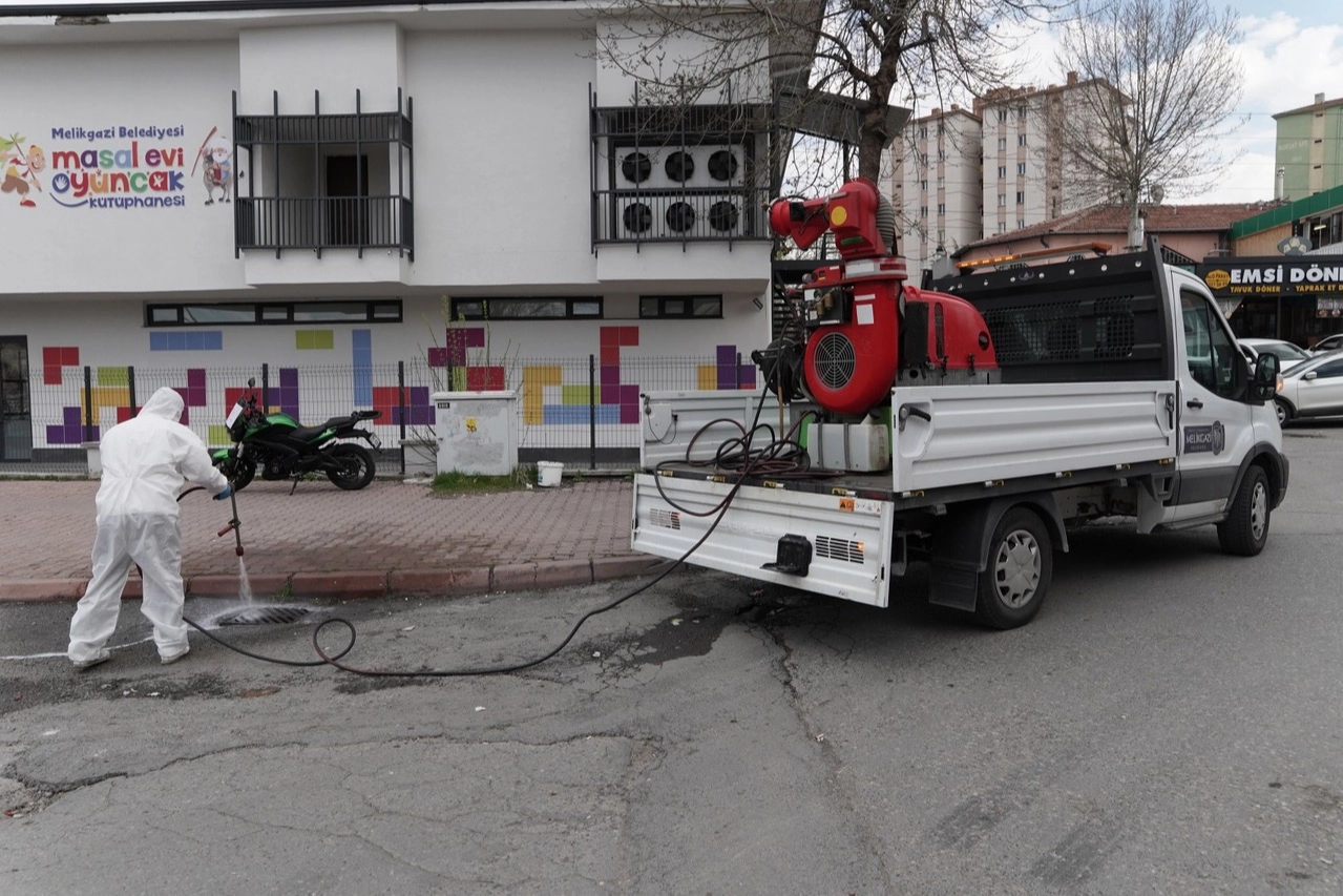 Melikgazi Belediyesi ekipleri park ve bahçelerde haşere ilaçlama yapıyor