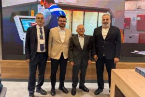 Kayseri Büyükşehir Belediye Başkanı Memduh Büyükkılıç, Solarex İstanbul Fuarı'nda yenilenebilir enerji yatırımlarını inceledi.