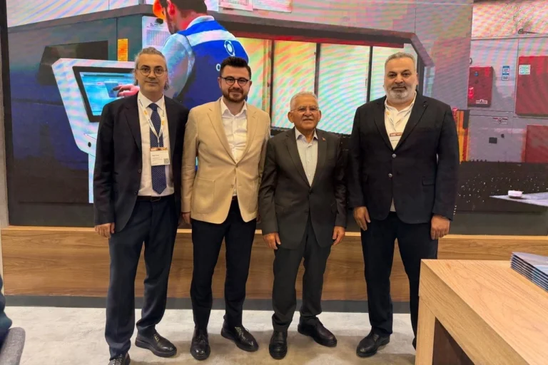 Kayseri Büyükşehir Belediye Başkanı Memduh Büyükkılıç, Solarex İstanbul Fuarı'nda yenilenebilir enerji yatırımlarını inceledi.