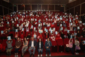 Yazar Ebru Akkaş, Bursalı çocuklarla 'Kızıl Kaptan' kitabı üzerine bir söyleşi gerçekleştiriyor.