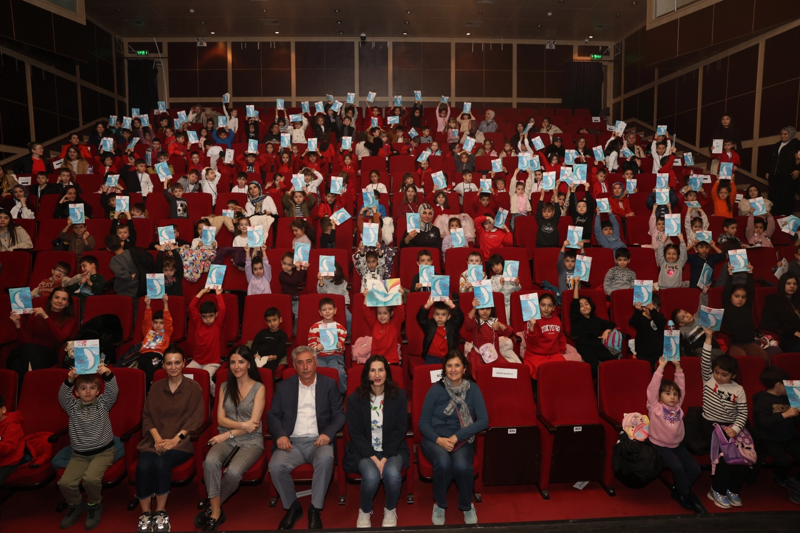 Yazar Ebru Akkaş, Bursalı çocuklarla 'Kızıl Kaptan' kitabı üzerine bir söyleşi gerçekleştiriyor.