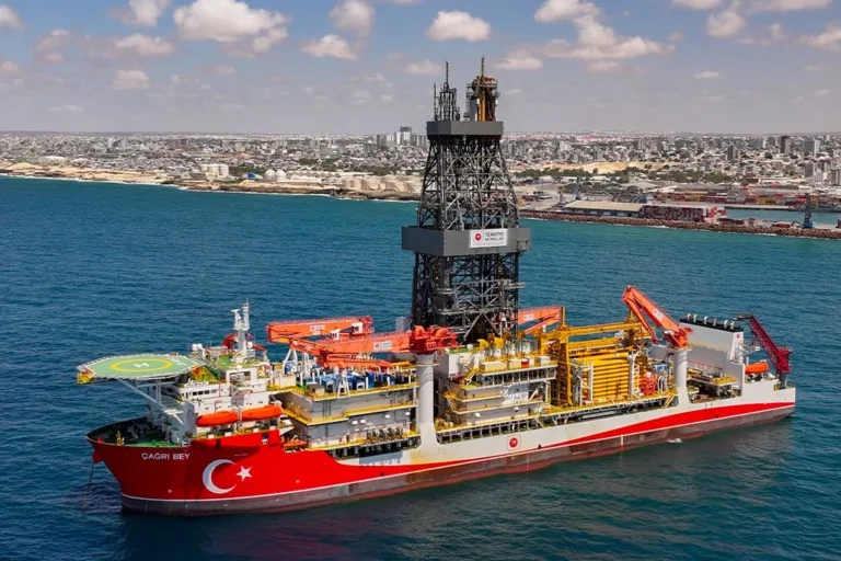 Çağrı Bey sondaj gemisi Somali'de, Türkiye'nin enerji tarihinde yeni bir sayfa açılıyor.