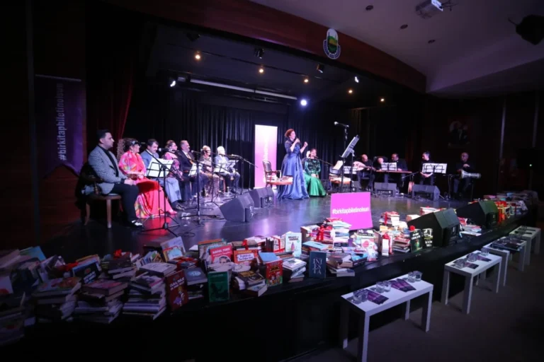 İnegöl'de edebiyat ve müzik dolu bir akşamda toplanan kitaplar