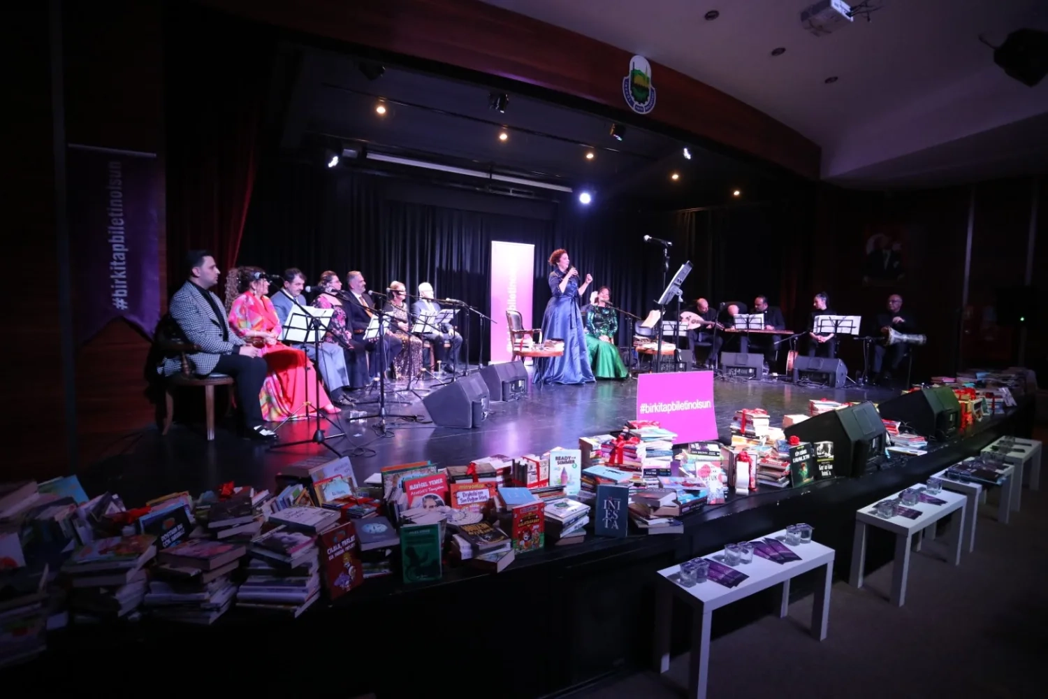 İnegöl'de edebiyat ve müzik dolu bir akşamda toplanan kitaplar