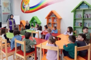 Kocaeli İzmit Belediyesi İZGİM Çocuk Kütüphanesi'nde etkinliklere katılan öğrenciler