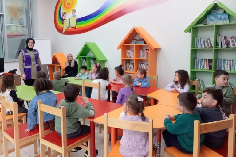 Kocaeli İzmit Belediyesi İZGİM Çocuk Kütüphanesi'nde etkinliklere katılan öğrenciler