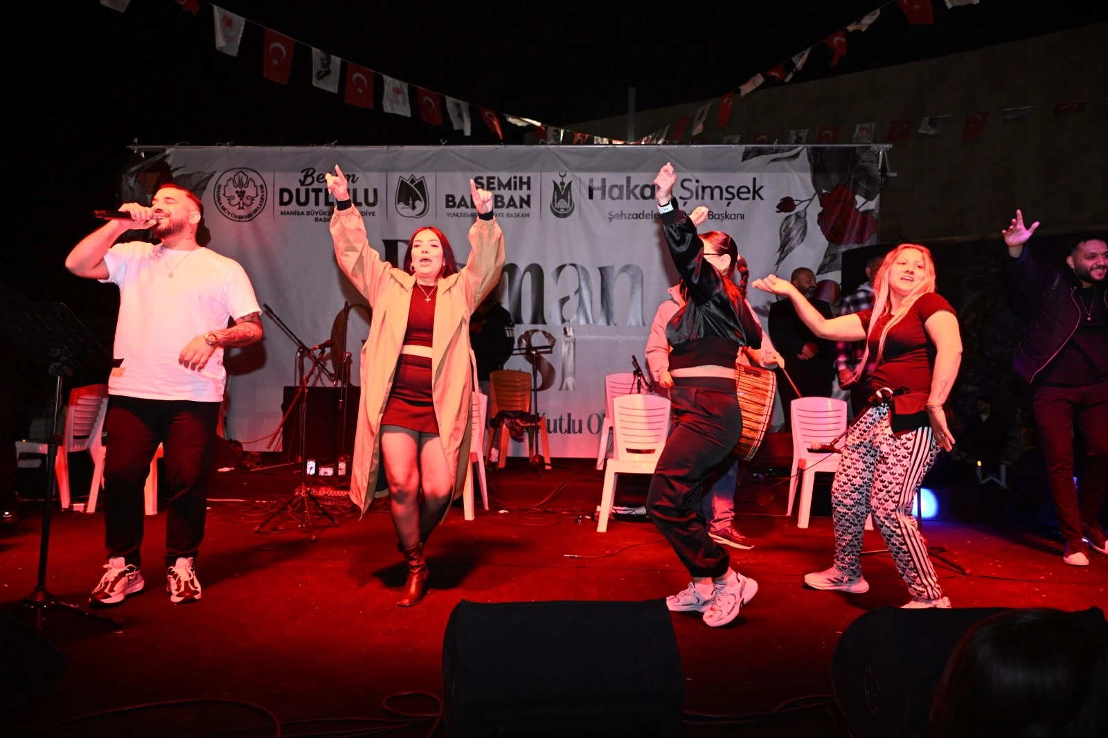 Manisa'da Romanlar Gecesi'nde Roman vatandaşlar gönüllerince eğlendi