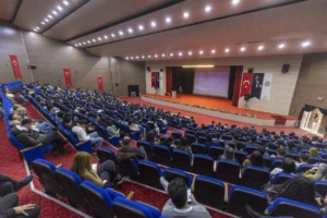 Mersin'de YKS'ye hazırlanan üniversite adaylarına yönelik meslek tanıtım semineri