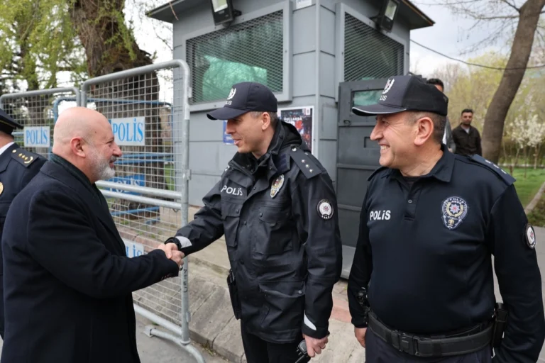 Kocasinan Belediye Başkanı Ahmet Çolakbayrakdar, Polis Haftası'nda polislere Türk kahvesi hediye etti.