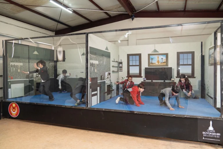 İzmir'de sanal gerçeklik gözlüğü takan bir kişinin deprem simülasyonunu deneyimlediği görsel.