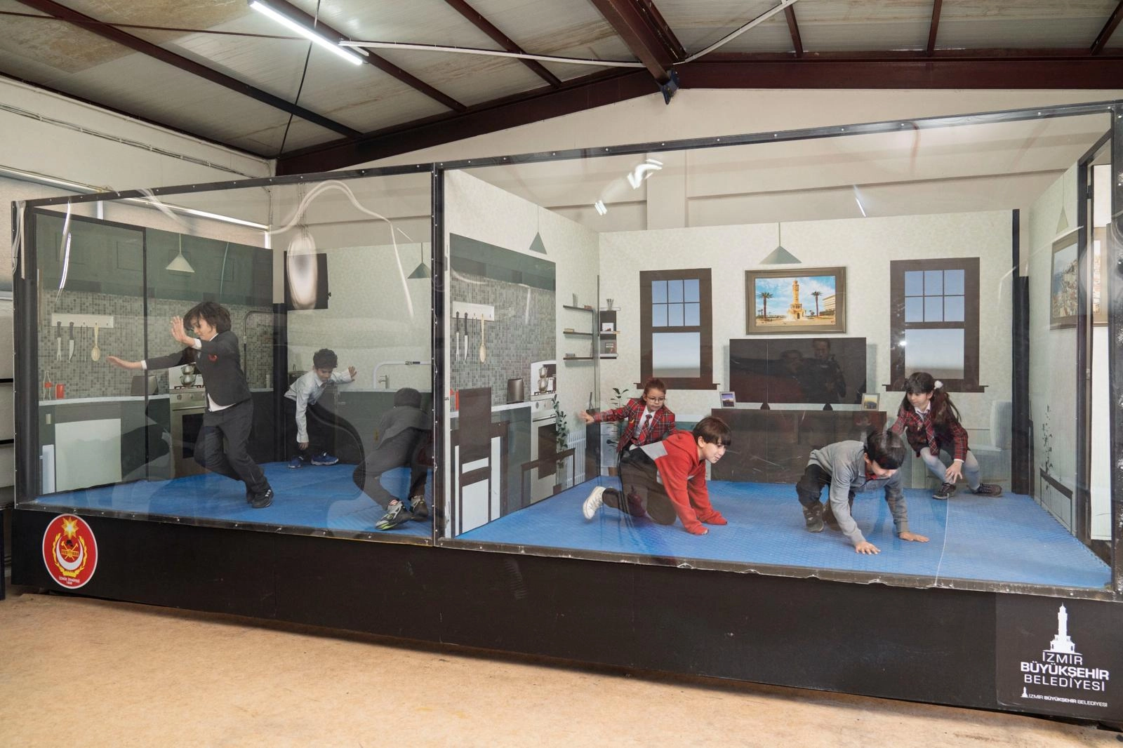 İzmir'de sanal gerçeklik gözlüğü takan bir kişinin deprem simülasyonunu deneyimlediği görsel.