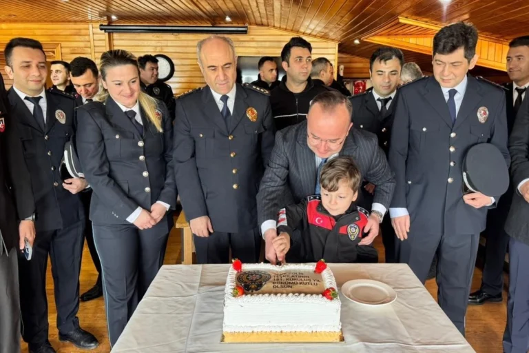 Hopa Kaymakamı Abdullah Arslantürk, Polis Haftası dolayısıyla İlçe Emniyet Müdürlüğü personelini kabul etti.