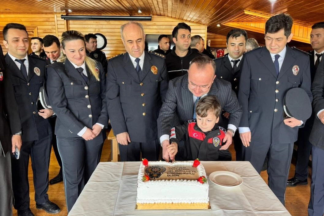 Hopa Kaymakamı Abdullah Arslantürk, Polis Haftası dolayısıyla İlçe Emniyet Müdürlüğü personelini kabul etti.