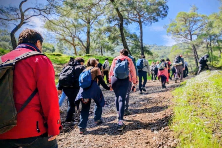 Efes Mimas Yolu'nda bahar yürüyüşü yapan doğa severler
