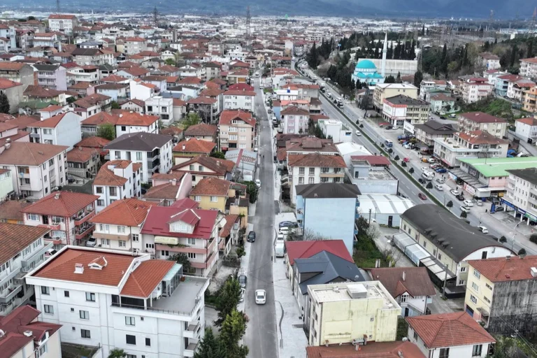 Sakarya Kışla Caddesi'nde trafik akışını gösteren işaretler