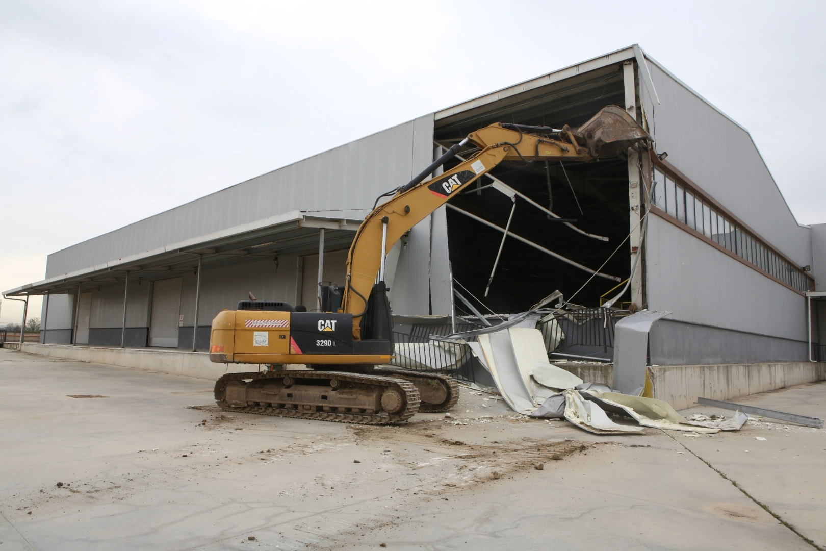 Bursa Nilüfer'de yıkılan 4 bin metrekarelik kaçak depo