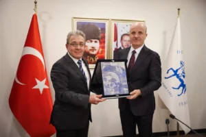 Yükseköğretim Kurulu Başkanı Prof. Dr. Erol Özvar, İzmir'deki üniversite rektörleriyle bir araya gelerek sanayi iş birliği ve uygulama odaklı eğitim konularını görüştü.