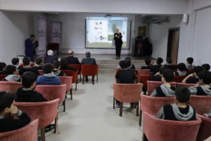 Kütahya'da bir okulda sıfır atık eğitimi alan öğrenciler