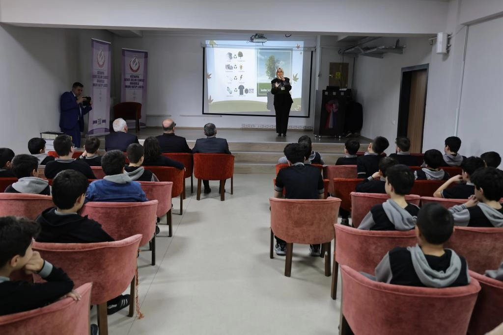 Kütahya'da bir okulda sıfır atık eğitimi alan öğrenciler