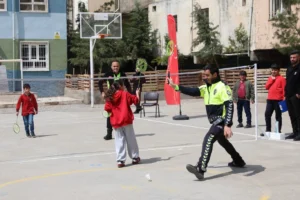 Mardin Yeşilli'de Polis Haftası kapsamında düzenlenen badminton etkinliğinde polisler ve öğrenciler bir araya geldi.