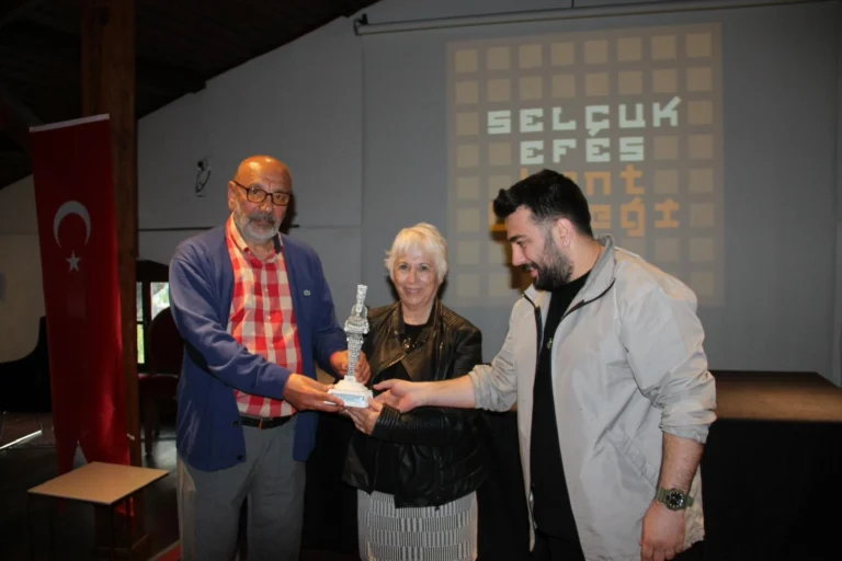 Selçuk Efes Kent Belleği'nde fotoğrafçılığın 200. yılı anısına düzenlenen 'Kıyı, Köşe, İki Yüz' fotoğraf sergisinden bir kesit