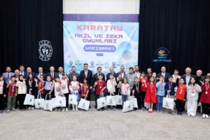 Konya Karatay'da düzenlenen Akıl ve Zeka Oyunları İlçe Finalleri'ne katılan öğrencilerin coşkulu anları
