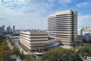 Çin'de katı tümörler için geliştirilen dünyanın ilk CAR-T tedavisini temsil eden tıbbi görseller