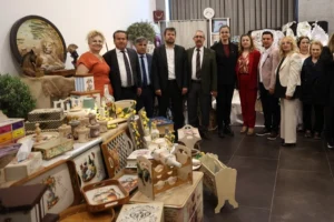 Antalya Uncalı ATASEM'in 'Yeşil Vatan' temalı yıl sonu sergisinden el emeği göz nuru eserlerin sergilendiği genel plan