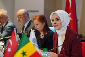 Türkiye ve Senegal bayrakları ve iş insanları toplantısı