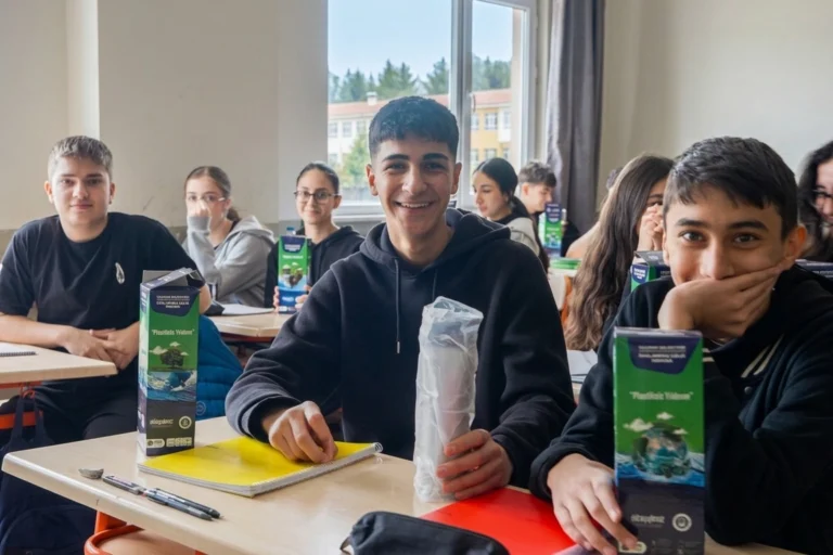 Yıldırım Belediyesi'nin 'Plastiksiz Yıldırım' projesi kapsamında öğrencilere dağıtılan çelik mataralar ve okullara kurulan arıtma sistemleri.