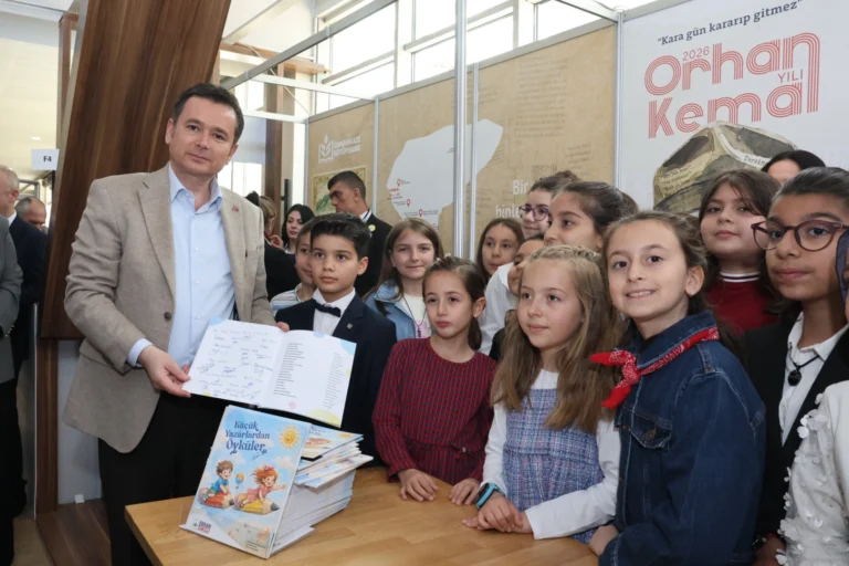 Osmangazi Belediye Başkanı Erkan Aydın, kitap fuarında çocuk yazarlarla sohbet ediyor.