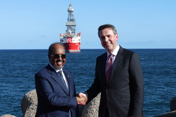 Enerji ve Tabii Kaynaklar Bakanı Alparslan Bayraktar, Somali açıklarında sondaj yapacak Çağrı Bey gemisi önünde.