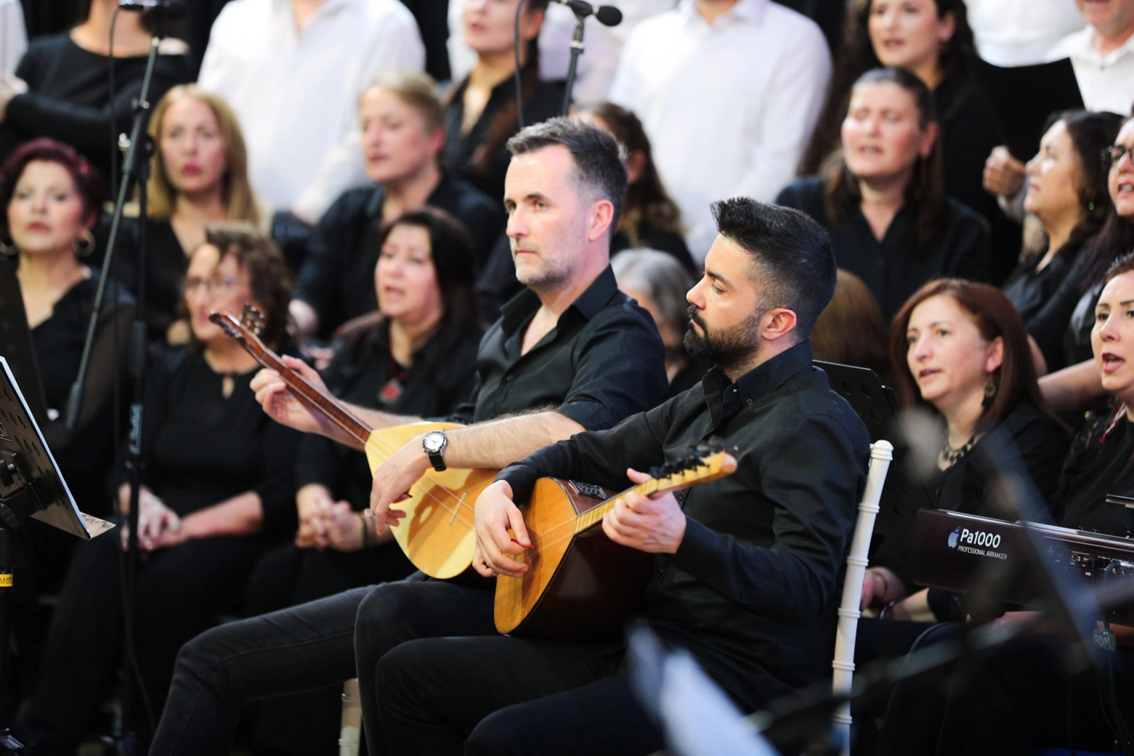 Aliağa Belediyesi Sanatevi Türk Halk Müziği Korosu, Aşık Veysel türkülerini seslendirdiği konserden bir an.