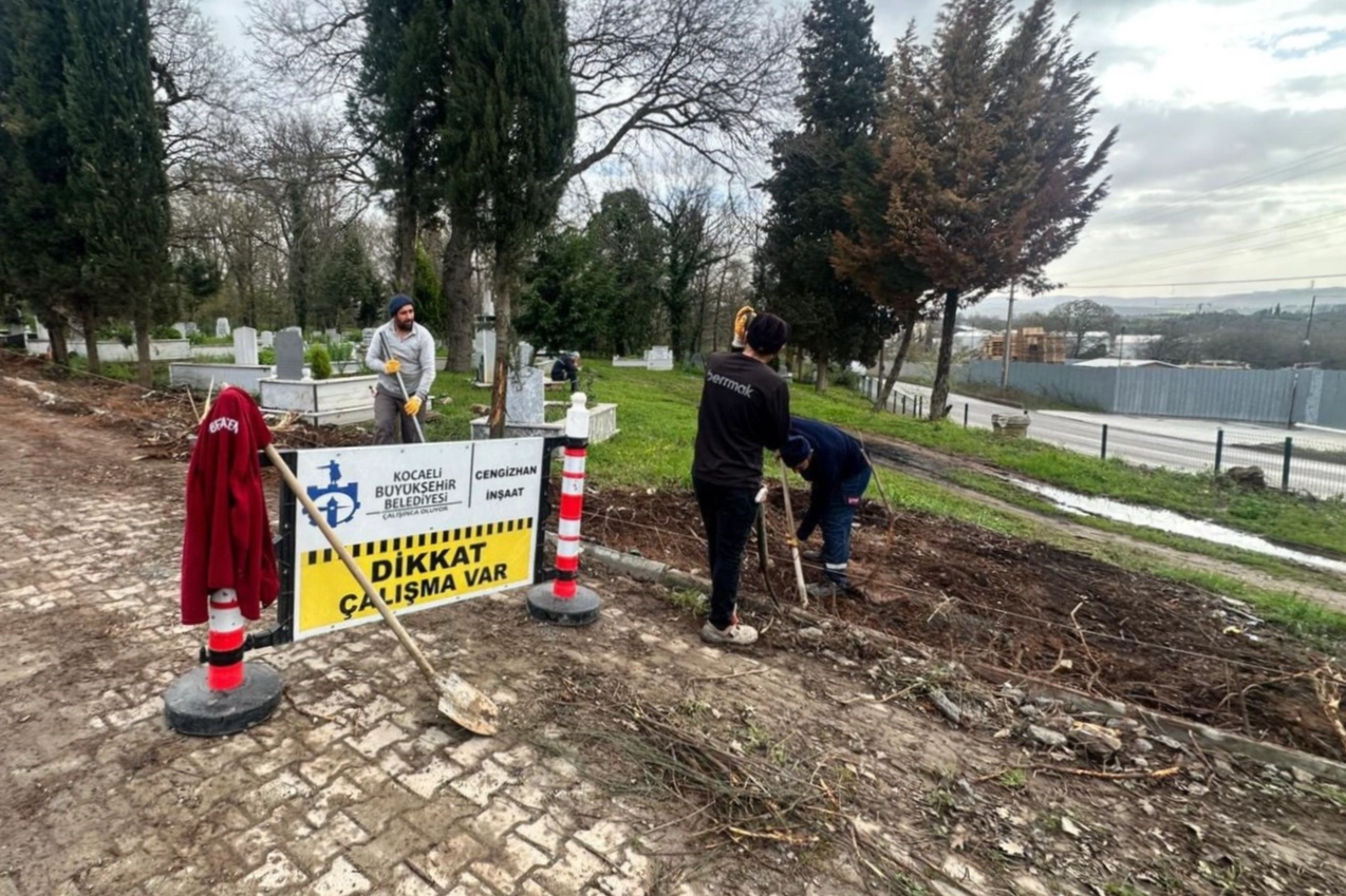 Kocaeli'nin Gebze ilçesindeki Pelitli Mezarlığı'nda yapılan tel çit ve panel uygulaması