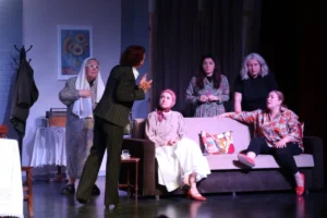 İnegöl Belediyesi Şehir Tiyatrosu'nun Kadın Sığınağı oyunu sezon finalinde kapalı gişe sahnelendi