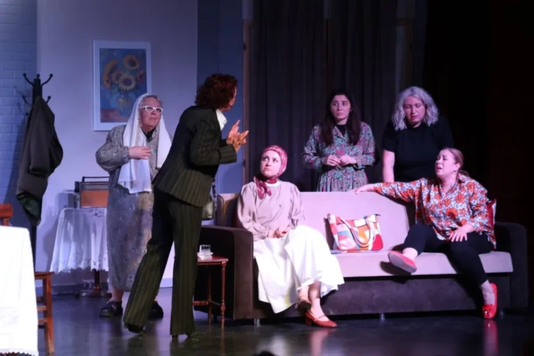 İnegöl Belediyesi Şehir Tiyatrosu'nun Kadın Sığınağı oyunu sezon finalinde kapalı gişe sahnelendi