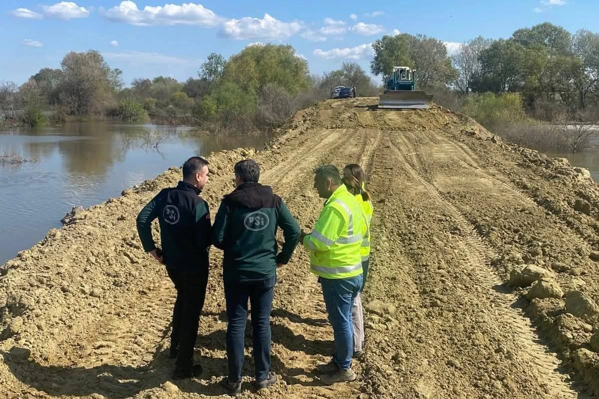 Sarıcaali Ovası'nda Meriç Nehri taşkınlarına karşı DSİ tarafından yürütülen sedde onarım çalışmaları