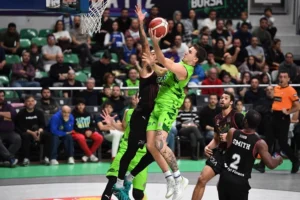 TOFAŞ Basketbol Takımı oyuncuları sahada mücadele ederken