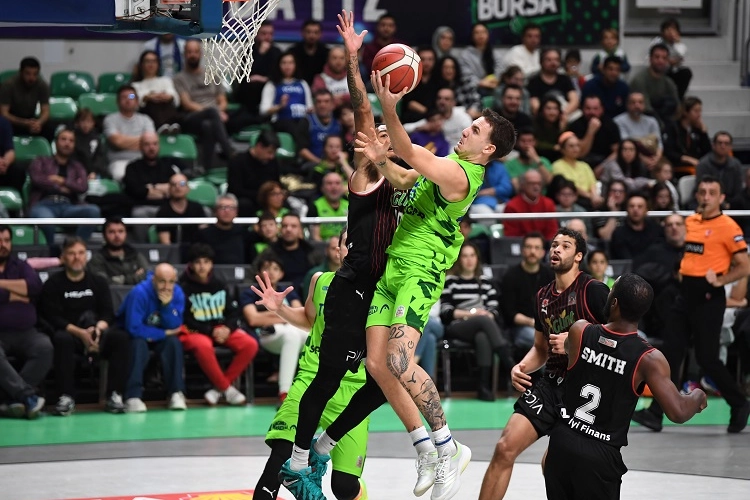 TOFAŞ Basketbol Takımı oyuncuları sahada mücadele ederken