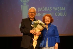 Zülfü Livaneli, Çağdaş Yaşam Cumhuriyet Ödülü'nü alırken