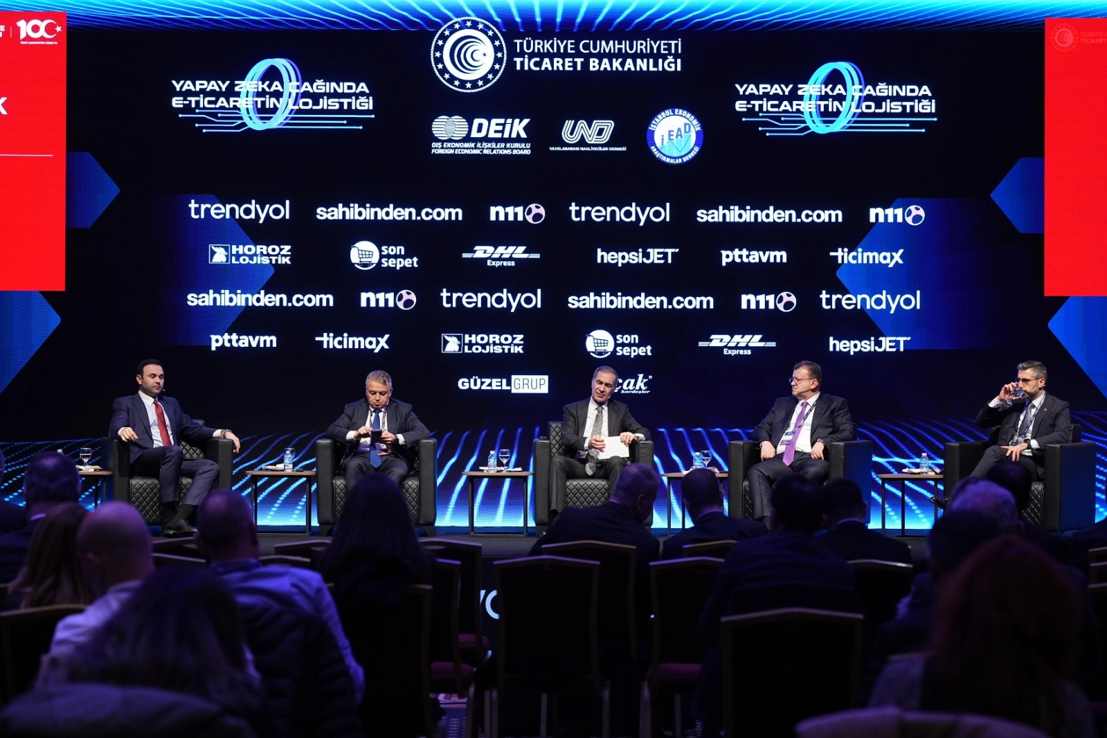 Türkiye'nin ulaştırma altyapısına yapılacak 200 milyar dolarlık yatırımın simgelendiği görsel