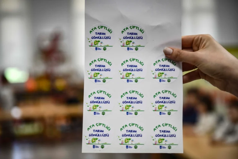 Ankara'da Tarım Gönüllüsü Çocuklar Eğitim Programı kapsamında toprakla uğraşan çocuklar