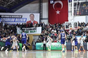 Sakarya Büyükşehir Belediyesi Basketbol Takımı oyuncuları maç sırasında